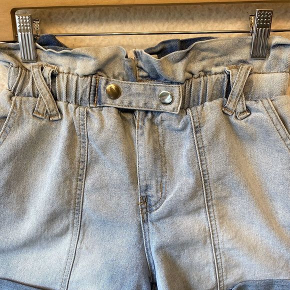 Almost Famous Paper Bag Woman's Waist Shorts Size Small Light Wash Elastic Waist - Picture 3 of 7